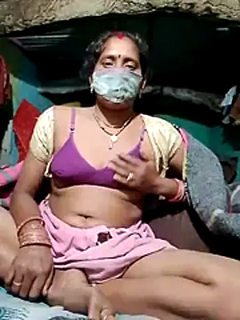 Snapshot of CUTE-004 chatting on 11.27.25 CUTE-004 online show from 11.27.25