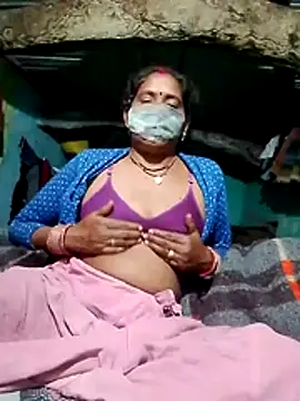 Snapshot of CUTE-004 chatting on 11.29.25 CUTE-004 online show from 11.29.25