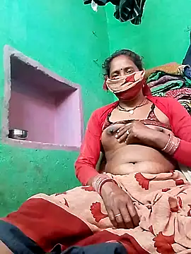 Snapshot of CUTE-004 chatting on 12.03.25 CUTE-004 online show from 12.03.25