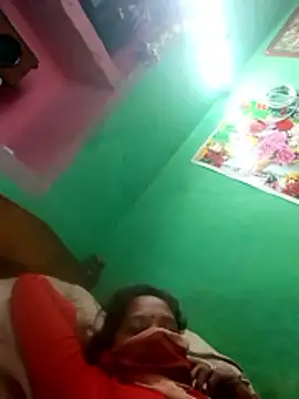 Snapshot of CUTE-004 chatting on 12.15.25 CUTE-004 online show from 12.15.25