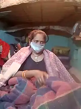 Snapshot of CUTE-004 chatting on 12.17.25 CUTE-004 online show from 12.17.25