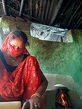 Snapshot of CUTE-004 chatting on 12.23.25 CUTE-004 online show from 12.23.25