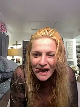 Snapshot of Goldenndoll chatting on 09.10.25 Goldenndoll online show from 09.10.25