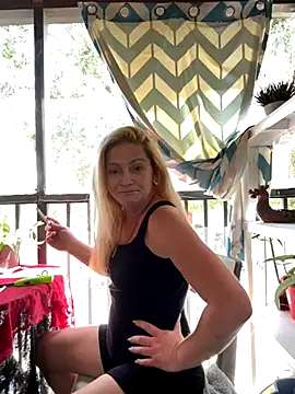 Snapshot of Goldenndoll chatting on 10.05.25 Goldenndoll online show from 10.05.25