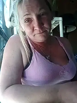 Snapshot of Goldenndoll chatting on 11.15.25 Goldenndoll online show from 11.15.25