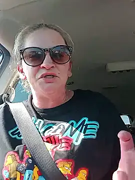 Snapshot of Goldenndoll chatting on 11.17.25 Goldenndoll online show from 11.17.25