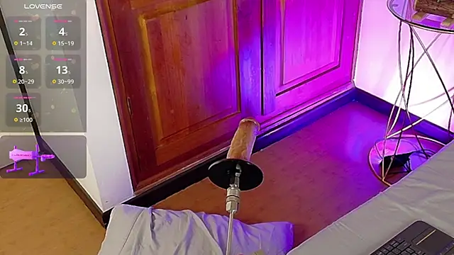 LaraGiil online show from 12.19.25