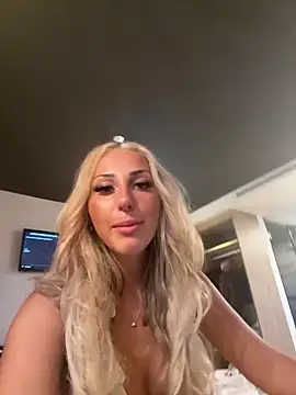 Snapshot of HeidiMae chatting on 10.07.25 HeidiMae online show from 10.07.25