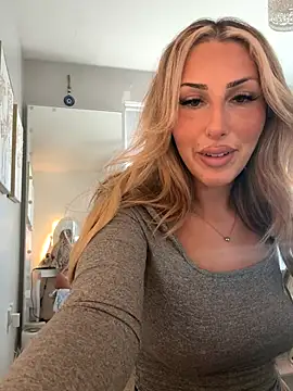 Snapshot of HeidiMae chatting on 10.27.25 HeidiMae online show from 10.27.25