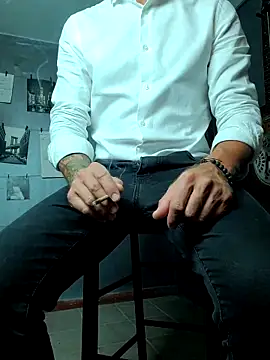 Snapshot of MatteoDom85 chatting on 09.21.25 MatteoDom85 online show from 09.21.25