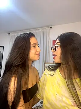 Snapshot of Sweet_and_Rous0 chatting on 10.04.25 Sweet and Rous0 online show from 10.04.25