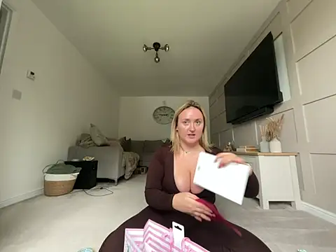 Elliemaee online show from 10.03.25