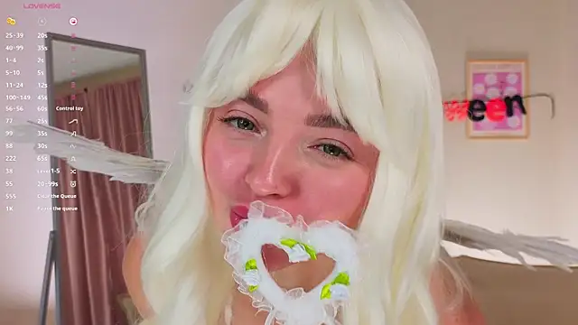 OliviaKis  online show from 10.26.25