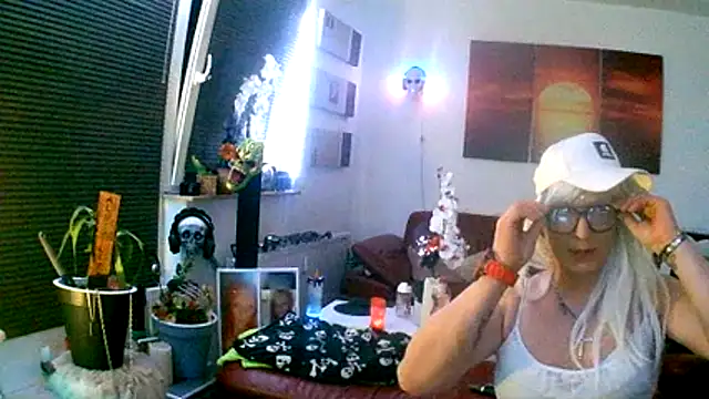 hellgirl1980 online show from 11.28.25