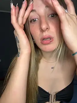 Snapshot of Sashailardi chatting on 10.08.25 Sashailardi online show from 10.08.25