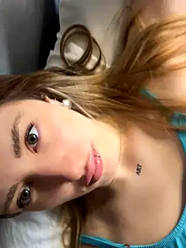 Snapshot of Sashailardi chatting on 10.21.25 Sashailardi online show from 10.21.25