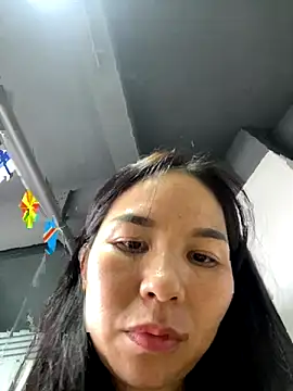 Snapshot of xiaonan- chatting on 10.29.25 xiaonan- online show from 10.29.25