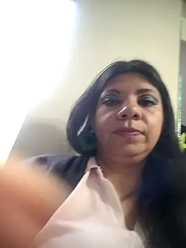 Snapshot of kinky_momm chatting on 10.23.25 kinky momm online show from 10.23.25