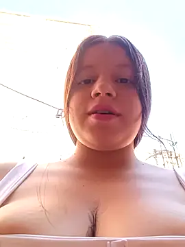 Shell Latina online show from 10.28.25