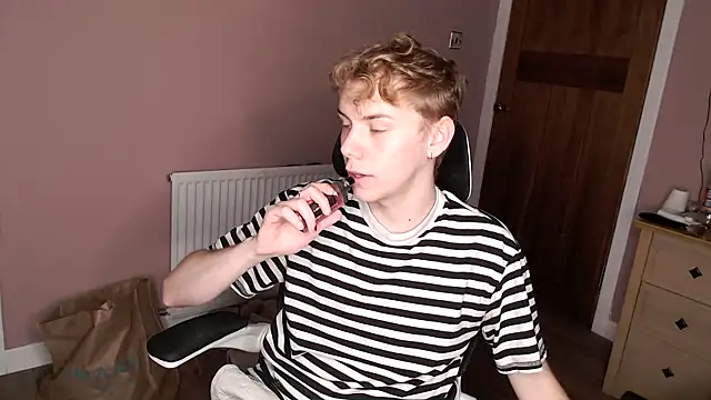 Snapshot of scottishtwink01 chatting on 09.19.25 scottishtwink01 online show from 09.19.25