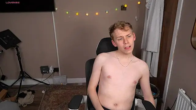 Snapshot of scottishtwink01 chatting on 07.08.26 scottishtwink01 online show from 07.08.26