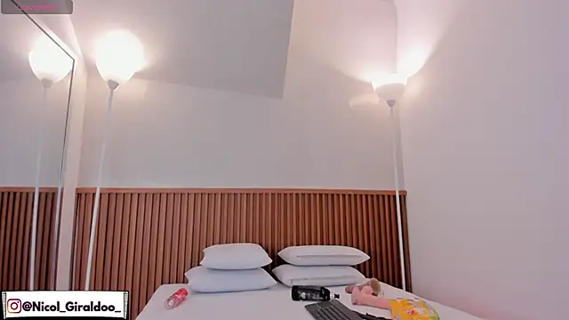 Snapshot of nicol_giraldoo chatting on 02.20.26 nicol giraldoo online show from 02.20.26