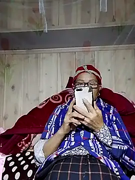 Snapshot of -Xuka-200 chatting on 10.25.25 -Xuka-200 online show from 10.25.25