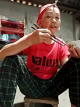 Snapshot of -Xuka-200 chatting on 10.31.25 -Xuka-200 online show from 10.31.25