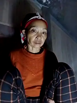 Snapshot of -Xuka-200 chatting on 11.15.25 -Xuka-200 online show from 11.15.25