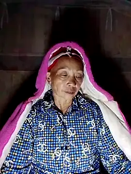 Snapshot of -Xuka-200 chatting on 11.26.25 -Xuka-200 online show from 11.26.25