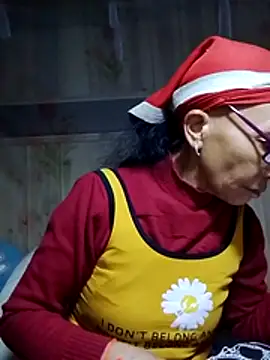 Snapshot of -Xuka-200 chatting on 11.30.25 -Xuka-200 online show from 11.30.25