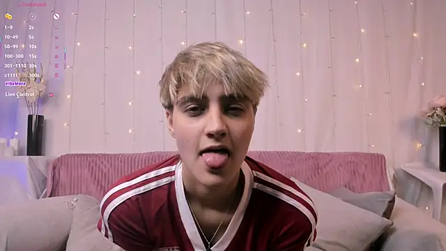 Snapshot of Astrellia chatting on 10.10.25 Astrellia online show from 10.10.25