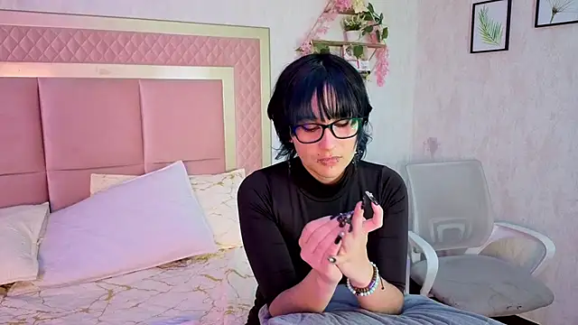 RobinBennett online show from 10.18.25