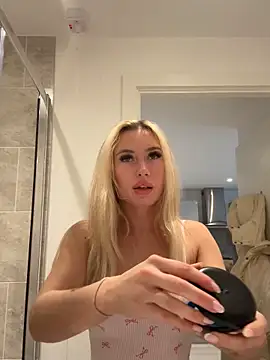 SexySaraxxoo online show from 04.18.26