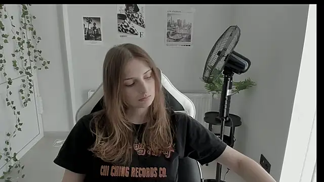 Snapshot of NeyliDream chatting on 06.18.26 NeyliDream online show from 06.18.26