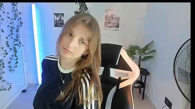 Snapshot of NeyliDream chatting on 07.29.26 NeyliDream online show from 07.29.26