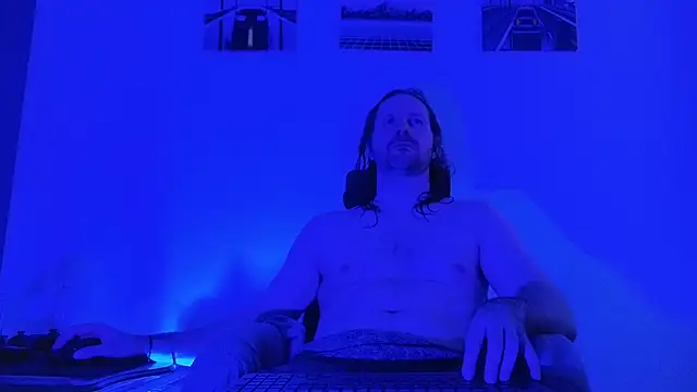 AlbinoAdonis online show from 10.01.25