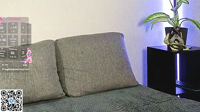 Snapshot of sunsh11ne chatting on 10.16.25 sunsh11ne online show from 10.16.25