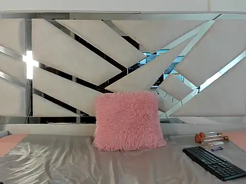 Snapshot of Kimberly_TaylorX chatting on 11.30.25 Kimberly TaylorX online show from 11.30.25