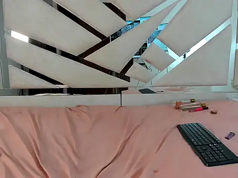 Snapshot of Kimberly_TaylorX chatting on 12.01.25 Kimberly TaylorX online show from 12.01.25