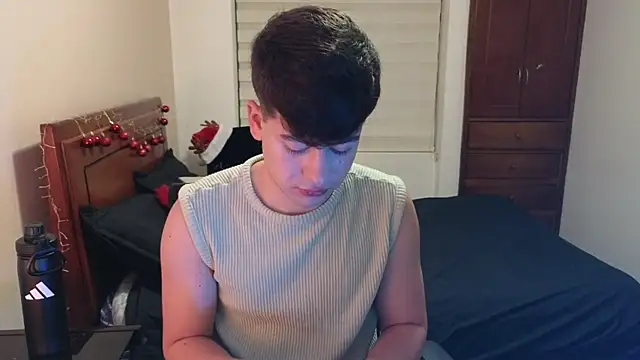 Snapshot of tightncuteass chatting on 11.22.25 tightncuteass online show from 11.22.25