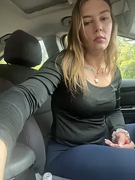 Snapshot of AllesandraLove chatting on 10.31.25 AllesandraLove online show from 10.31.25