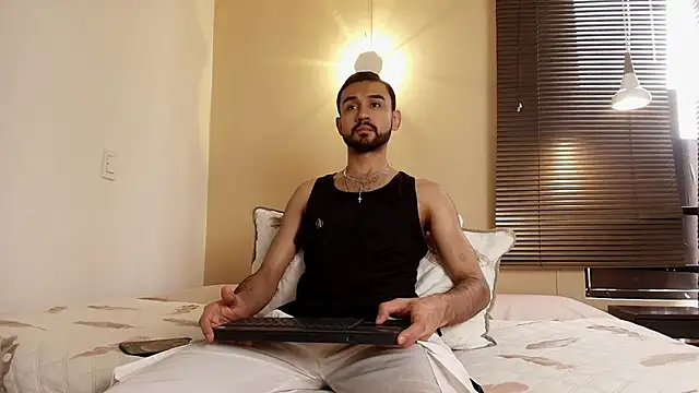 Snapshot of Axel_Moon_S chatting on 11.05.25 Axel Moon S online show from 11.05.25