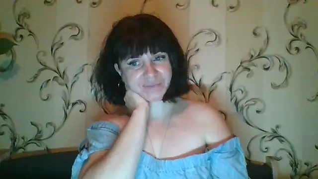 Snapshot of SecretSienna_ chatting on 10.19.25 SecretSienna online show from 10.19.25