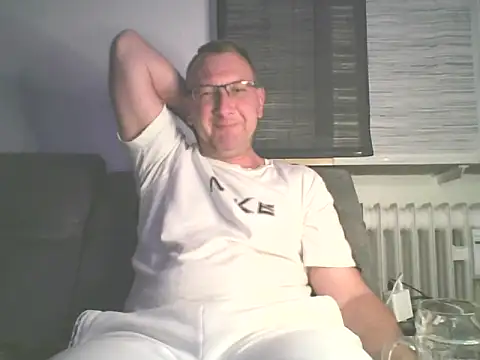 Snapshot of niezlomny75 chatting on 09.16.25 niezlomny75 online show from 09.16.25