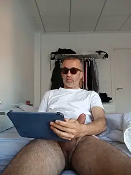 Snapshot of EmilioTaladdro chatting on 05.17.26 EmilioTaladdro online show from 05.17.26