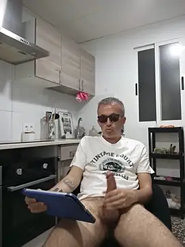 Snapshot of EmilioTaladdro chatting on 05.19.26 EmilioTaladdro online show from 05.19.26