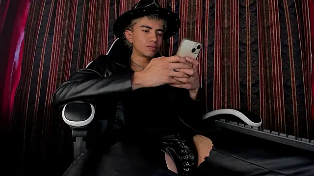 guynextdo0r online show from 11.19.25