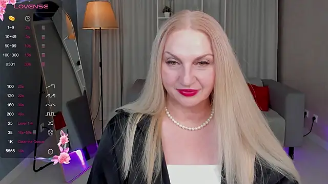 Snapshot of Nina_Devillle chatting on 10.15.25 Nina Devillle online show from 10.15.25