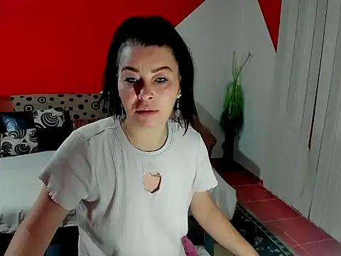 Snapshot of Soffy_Skye chatting on 10.15.25 Soffy Skye online show from 10.15.25